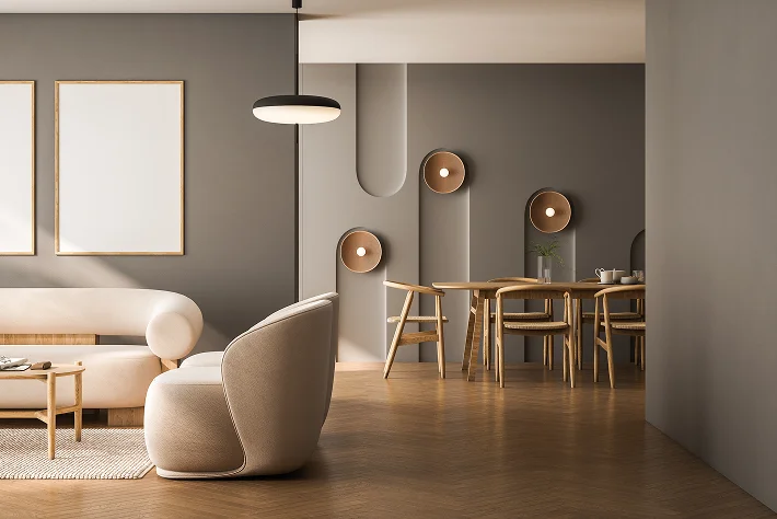 Moderne woonkamerinrichting met neutrale meubels, houten accenten en een open ruimteontwerp gericht op comfort en esthetiek.